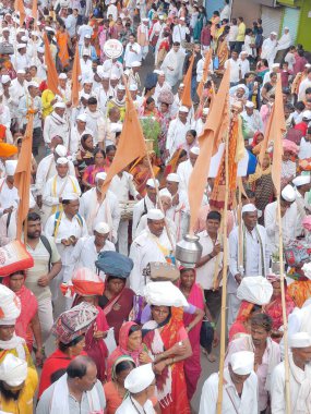 Pune, Maharashtra, Hindistan - 10 Aralık 2023: Pandharpur savaş alayı sırasında Vitthala tapınağına doğru yürüyen hacı kalabalığı