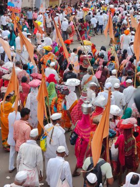 Pune, Maharashtra, Hindistan - 10 Aralık 2023: Pandharpur savaş alayı sırasında Vitthala tapınağına doğru yürüyen hacı kalabalığı