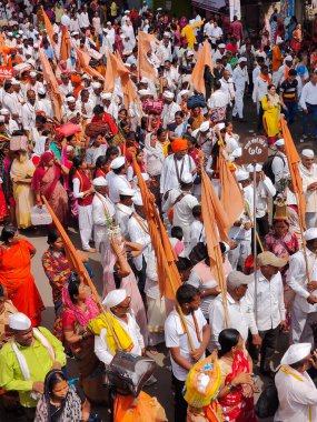 Pune, Maharashtra, Hindistan - 10 Aralık 2023: Pandharpur savaş alayı sırasında Vitthala tapınağına doğru yürüyen hacı kalabalığı