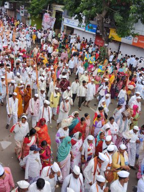 Pune, Maharashtra, Hindistan - 10 Aralık 2023: Pandharpur savaş alayı sırasında Vitthala tapınağına doğru yürüyen hacı kalabalığı