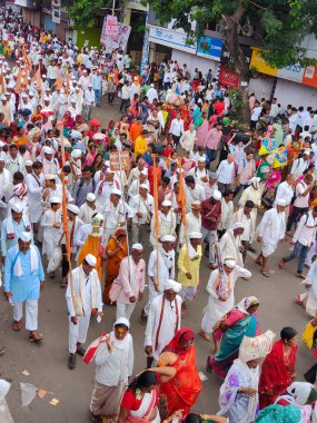 Pune, Maharashtra, Hindistan - 10 Aralık 2023: Pandharpur savaş alayı sırasında Vitthala tapınağına doğru yürüyen hacı kalabalığı