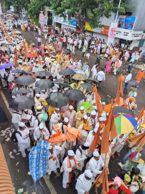 Pune, Maharashtra, Hindistan - 10 Aralık 2023: Pandharpur savaş alayı sırasında Vitthala tapınağına doğru yürüyen hacı kalabalığı