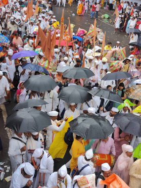 Pune, Maharashtra, Hindistan - 10 Aralık 2023: Pandharpur savaş alayı sırasında Vitthala tapınağına doğru yürüyen hacı kalabalığı