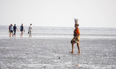 ALIBAG, MAHARASHTRA, INDIA - 25 March 2024 : Unidentified tourist at Alibag beach near Kolaba Fort in morning. clipart