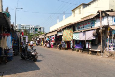 Hint kasabasındaki boş cadde manzarası 