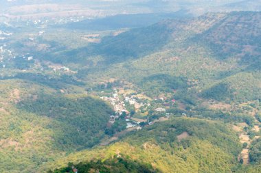 Dağlardaki köyün güzel hava manzarası, Hindistan