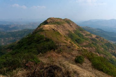 Maharashtra 'daki dağ sırası, Hindistan' da tepe ve gökyüzünün güzel bir manzarası.