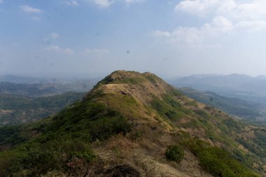 Maharashtra 'daki dağ sırası, Hindistan' da tepe ve gökyüzünün güzel bir manzarası.