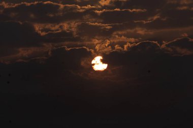 Güzel gün batımı gökyüzü kara bulutlarla