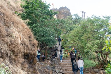 Pune, Maharashtra, Hindistan - 10 Aralık 2023: Pune yakınlarındaki Sinhagad kalesini (Kondhana Killa) ziyaret eden turistler. Sinhagad, Pune şehrinin yaklaşık 49 km güneybatısında bulunan antik bir tepe kalesidir..