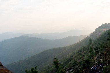 Pune, Maharashtra, Hindistan - 10 Aralık 2023: Pune yakınlarındaki Sinhagad kalesini (Kondhana Killa) ziyaret eden turistler. Sinhagad, Pune şehrinin yaklaşık 49 km güneybatısında bulunan antik bir tepe kalesidir..