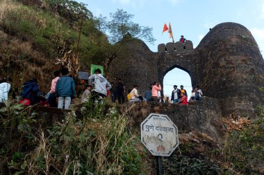 Pune, Maharashtra, Hindistan - 10 Aralık 2023: Pune yakınlarındaki Sinhagad kalesini (Kondhana Killa) ziyaret eden turistler. Sinhagad, Pune şehrinin yaklaşık 49 km güneybatısında bulunan antik bir tepe kalesidir..