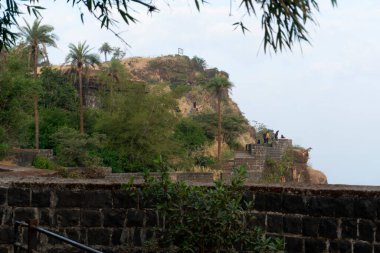 Pune India yakınlarındaki Sinhagad Kalesi 'nin taş mimarisi. Sinhagad, Hindistan 'ın Pune kentinin yaklaşık 49 km güneybatısında bulunan antik bir tepe kalesidir.