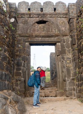 Pune, Maharashtra, Hindistan - 10 Aralık 2023: Pune yakınlarındaki Sinhagad kalesini (Kondhana Killa) ziyaret eden turistler. Sinhagad, Pune şehrinin yaklaşık 49 km güneybatısında bulunan antik bir tepe kalesidir..