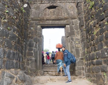 Pune, Maharashtra, Hindistan - 10 Aralık 2023: Pune yakınlarındaki Sinhagad kalesini (Kondhana Killa) ziyaret eden turistler. Sinhagad, Pune şehrinin yaklaşık 49 km güneybatısında bulunan antik bir tepe kalesidir..