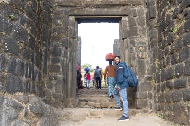 Pune, Maharashtra, Hindistan - 10 Aralık 2023: Pune yakınlarındaki Sinhagad kalesini (Kondhana Killa) ziyaret eden turistler. Sinhagad, Pune şehrinin yaklaşık 49 km güneybatısında bulunan antik bir tepe kalesidir..