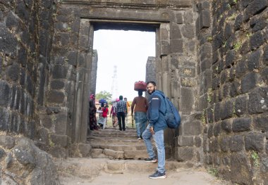 Pune, Maharashtra, Hindistan - 10 Aralık 2023: Pune yakınlarındaki Sinhagad kalesini (Kondhana Killa) ziyaret eden turistler. Sinhagad, Pune şehrinin yaklaşık 49 km güneybatısında bulunan antik bir tepe kalesidir..