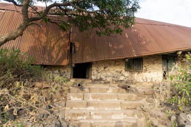 Pune India yakınlarındaki Sinhagad kalesinde topları olan bir ev. Sinhagad, Hindistan 'ın Pune kentinin yaklaşık 49 km güneybatısında bulunan antik bir tepe kalesidir.