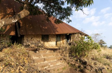 Pune India yakınlarındaki Sinhagad kalesinde topları olan bir ev. Sinhagad, Hindistan 'ın Pune kentinin yaklaşık 49 km güneybatısında bulunan antik bir tepe kalesidir.