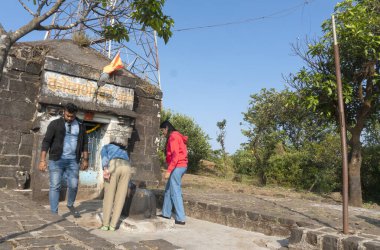 Pune, Maharashtra, Hindistan - 10 Aralık 2023: Pune yakınlarındaki Sinhagad kalesini (Kondhana Killa) ziyaret eden turistler. Sinhagad, Pune şehrinin yaklaşık 49 km güneybatısında bulunan antik bir tepe kalesidir..