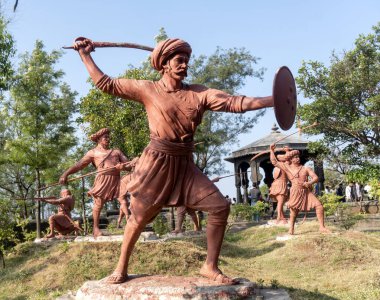 Pune, Maharashtra, Hindistan - 10 Aralık 2023: Sinhagad kalesindeki (Kondhana Killa) maharashtra savaşçılarının heykelleri. 