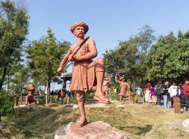 Pune, Maharashtra, Hindistan - 10 Aralık 2023: Sinhagad kalesindeki (Kondhana Killa) maharashtra savaşçılarının heykelleri. 