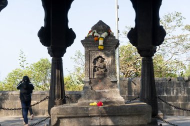 Pune, Maharashtra, Hindistan - 10 Aralık 2023: Samadhi veya Shivaji 'nin kaleyi ele geçirirken hayatını kaybeden generali Tanaji Malusre' nin anıtı