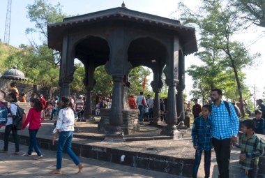 Pune, Maharashtra, Hindistan - 10 Aralık 2023: Samadhi 'yi ziyaret eden turistler veya Shivaji' nin kaleyi ele geçirirken hayatını kaybeden generali Tanaji Malusre 'nin anıtı