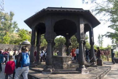 Pune, Maharashtra, Hindistan - 10 Aralık 2023: Samadhi 'yi ziyaret eden turistler veya Shivaji' nin kaleyi ele geçirirken hayatını kaybeden generali Tanaji Malusre 'nin anıtı