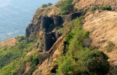 Pune India yakınlarındaki Sinhagad kalesinde sahne. Sinhagad, Hindistan 'ın Pune kentinin yaklaşık 49 km güneybatısında bulunan antik bir tepe kalesidir.