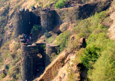 Pune India yakınlarındaki Sinhagad kalesinde sahne. Sinhagad, Hindistan 'ın Pune kentinin yaklaşık 49 km güneybatısında bulunan antik bir tepe kalesidir.