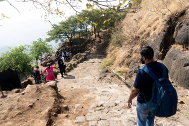 Pune, Maharashtra, Hindistan - 10 Aralık 2023: Pune Darwaja Sinhagad kalesinde (Kondhana Killa) turistler. 