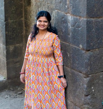 Pune, Maharashtra, Hindistan - 10 Aralık 2023: Pune yakınlarındaki Sinhagad kalesini (Kondhana Killa) ziyaret eden kadın turist. Sinhagad, Pune şehrinin yaklaşık 49 km güneybatısında bulunan antik bir tepe kalesidir..