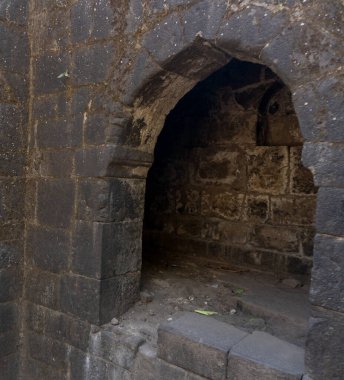 Pune India yakınlarındaki Sinhagad Kalesi 'nin taş mimarisi. Sinhagad, Hindistan 'ın Pune kentinin yaklaşık 49 km güneybatısında bulunan antik bir tepe kalesidir.