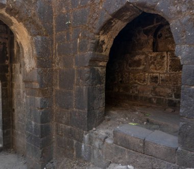 Pune India yakınlarındaki Sinhagad Kalesi 'nin taş mimarisi. Sinhagad, Hindistan 'ın Pune kentinin yaklaşık 49 km güneybatısında bulunan antik bir tepe kalesidir.