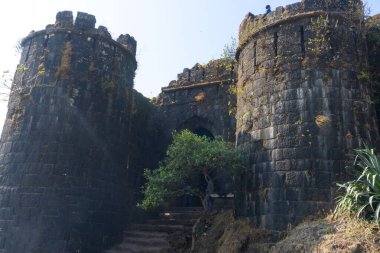 Pune India yakınlarındaki Sinhagad Kalesi 'nin taş mimarisi. Sinhagad, Hindistan 'ın Pune kentinin yaklaşık 49 km güneybatısında bulunan antik bir tepe kalesidir.