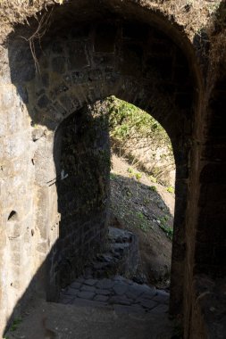 Pune India yakınlarındaki Sinhagad Kalesi 'nin taş mimarisi. Sinhagad, Hindistan 'ın Pune kentinin yaklaşık 49 km güneybatısında bulunan antik bir tepe kalesidir.