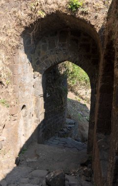 Pune India yakınlarındaki Sinhagad Kalesi 'nin taş mimarisi. Sinhagad, Hindistan 'ın Pune kentinin yaklaşık 49 km güneybatısında bulunan antik bir tepe kalesidir.