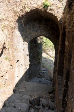 Pune India yakınlarındaki Sinhagad Kalesi 'nin taş mimarisi. Sinhagad, Hindistan 'ın Pune kentinin yaklaşık 49 km güneybatısında bulunan antik bir tepe kalesidir.