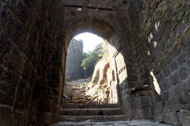 Pune India yakınlarındaki Sinhagad Kalesi 'nin taş mimarisi. Sinhagad, Hindistan 'ın Pune kentinin yaklaşık 49 km güneybatısında bulunan antik bir tepe kalesidir.