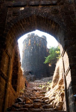 Pune India yakınlarındaki Sinhagad Kalesi 'nin taş mimarisi. Sinhagad, Hindistan 'ın Pune kentinin yaklaşık 49 km güneybatısında bulunan antik bir tepe kalesidir.