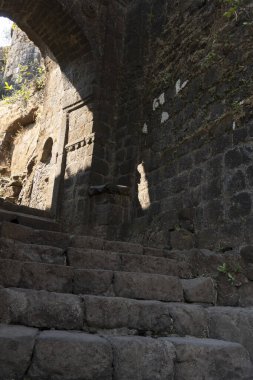 Pune India yakınlarındaki Sinhagad Kalesi 'nin taş mimarisi. Sinhagad, Hindistan 'ın Pune kentinin yaklaşık 49 km güneybatısında bulunan antik bir tepe kalesidir.