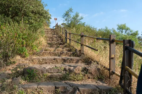 Pune, Maharashtra, Hindistan - 10 Aralık 2023: Pune yakınlarındaki Sinhagad kalesinde (Kondhana Killa) merdivenler. Sinhagad, Pune şehrinin yaklaşık 49 km güneybatısında bulunan antik bir tepe kalesidir..