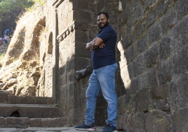 Pune, Maharashtra, Hindistan - 10 Aralık 2023: Pune yakınlarındaki Sinhagad kalesini (Kondhana Killa) ziyaret eden turist. Sinhagad, Pune şehrinin yaklaşık 49 km güneybatısında bulunan antik bir tepe kalesidir..