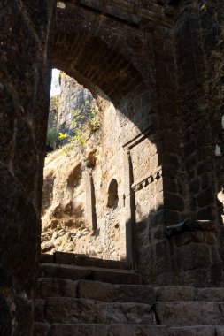 Pune India yakınlarındaki Sinhagad Kalesi 'nin taş mimarisi. Sinhagad, Hindistan 'ın Pune kentinin yaklaşık 49 km güneybatısında bulunan antik bir tepe kalesidir.