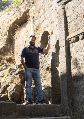 Pune, Maharashtra, Hindistan - 10 Aralık 2023: Pune yakınlarındaki Sinhagad kalesini (Kondhana Killa) ziyaret eden turist. Sinhagad, Pune şehrinin yaklaşık 49 km güneybatısında bulunan antik bir tepe kalesidir..