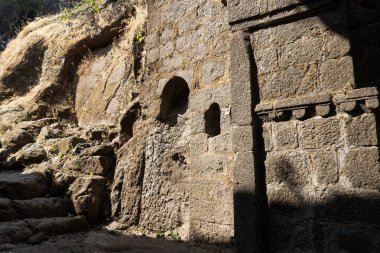 Pune India yakınlarındaki Sinhagad Kalesi 'nin taş mimarisi. Sinhagad, Hindistan 'ın Pune kentinin yaklaşık 49 km güneybatısında bulunan antik bir tepe kalesidir.