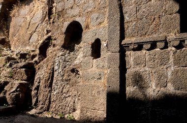 Pune India yakınlarındaki Sinhagad Kalesi 'nin taş mimarisi. Sinhagad, Hindistan 'ın Pune kentinin yaklaşık 49 km güneybatısında bulunan antik bir tepe kalesidir.