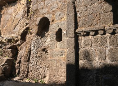 Pune India yakınlarındaki Sinhagad Kalesi 'nin taş mimarisi. Sinhagad, Hindistan 'ın Pune kentinin yaklaşık 49 km güneybatısında bulunan antik bir tepe kalesidir.
