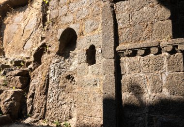 Pune India yakınlarındaki Sinhagad Kalesi 'nin taş mimarisi. Sinhagad, Hindistan 'ın Pune kentinin yaklaşık 49 km güneybatısında bulunan antik bir tepe kalesidir.